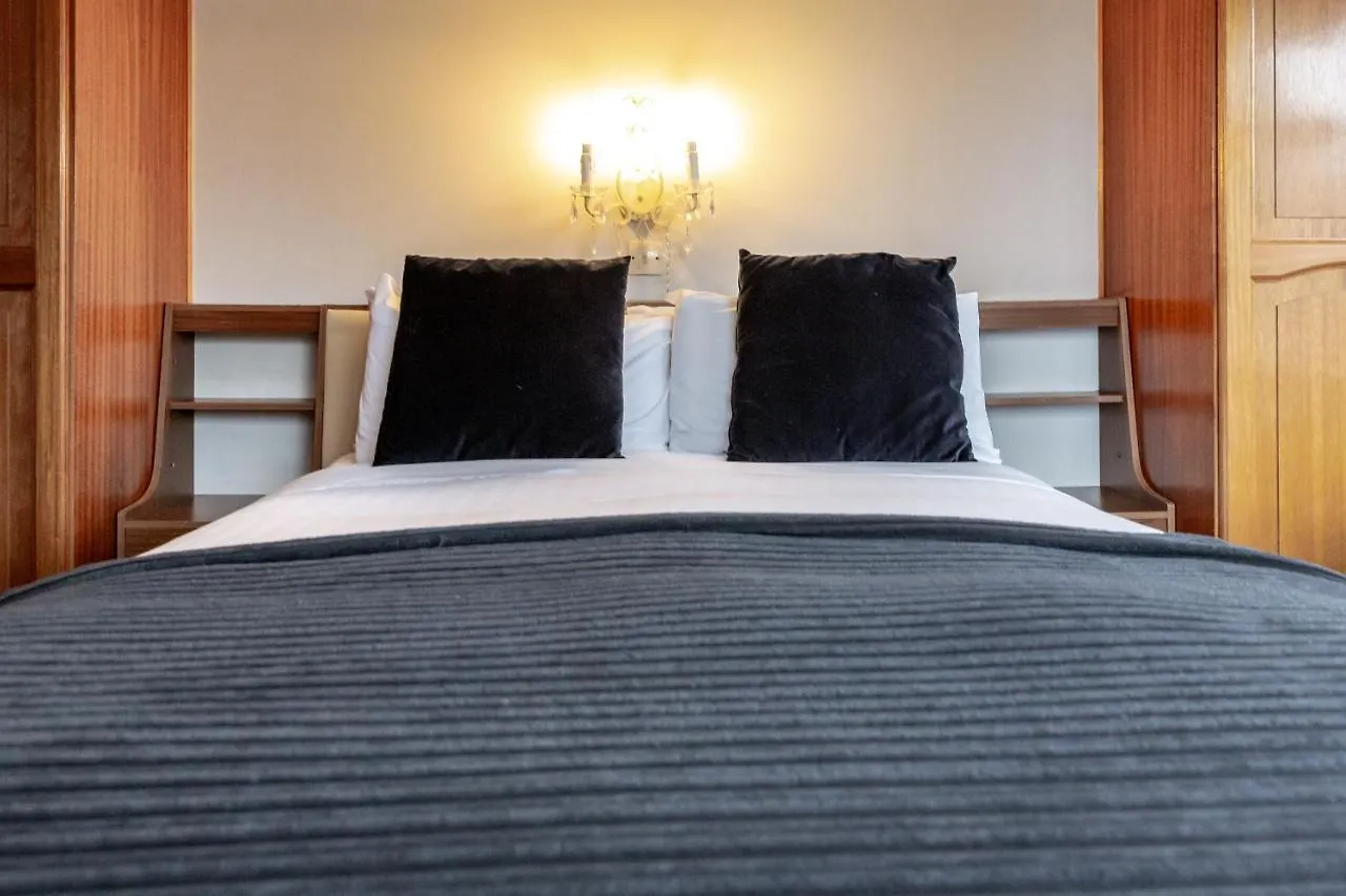 Aaron Court B&B Dublin 3*,